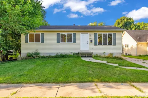 208 6th St, Fenton, MI 48430