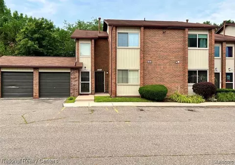 33911 Pondview Cir, Livonia, MI 48152