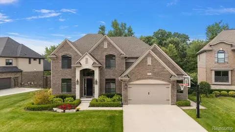 21943 Anita Way E, Macomb, MI 48044