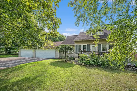 4415 Monroe Ave, Waterford, MI 48329