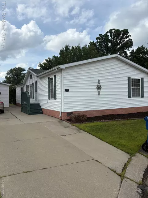 17 Riverview Dr, Lapeer, MI 48446