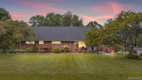 26189 Hidden Valley Dr, Farmington Hills, MI 48331