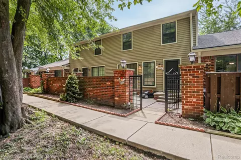15352 Renshaw Dr, Clinton Township, MI 48038
