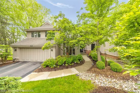 4933 Woodcliff Hill Rd N, West Bloomfield, MI 48323