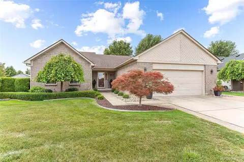 22472 Streamside Dr, Macomb, MI 48044