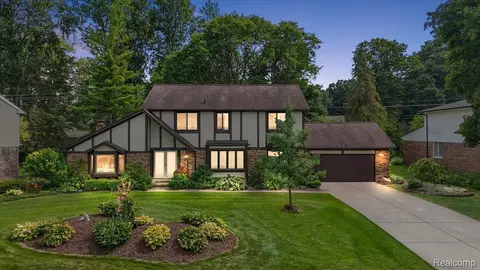 35245 Glengary Cir, Farmington Hills, MI 48331