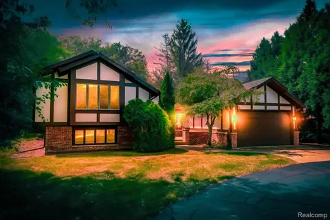 8511 Bridge Rd, Grosse Ile, MI 48138
