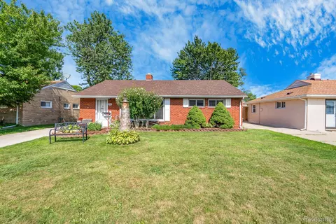 26360 Compson St, Roseville, MI 48066