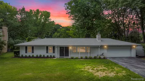 2715 N Lake Dr, Waterford, MI 48329