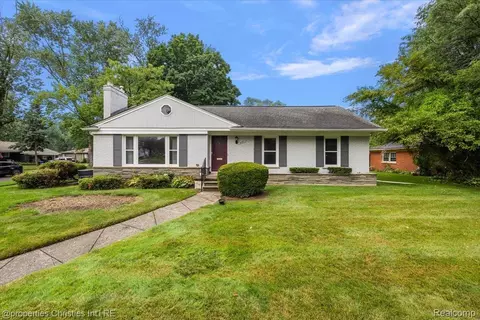 31711 Arlington Dr, Beverly Hills, MI 48025