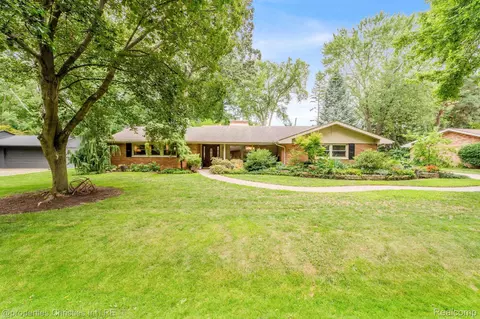3066 Oakhill Dr, Troy, MI 48084