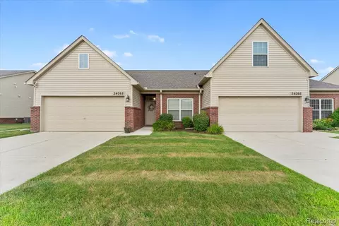 24068 Hemlock Dr, Flat Rock, MI 48134