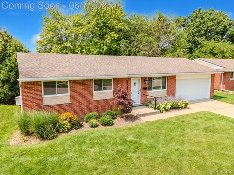 43403 Vivian Dr, Sterling Heights, MI 48313