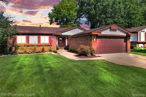 5081 Timber Ridge Trl, Independence, MI 48346