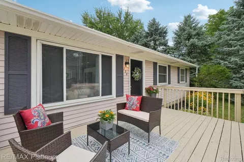 734 S Walnut St, Howell, MI 48843