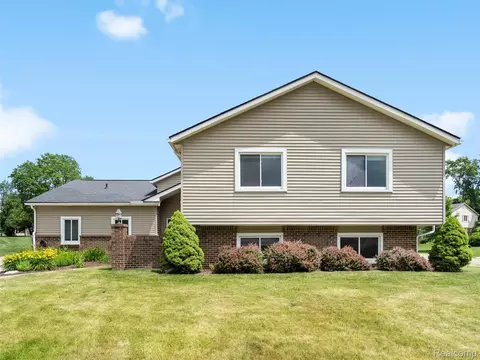 890 Darwin Place Ct, Rochester Hills, MI 48307