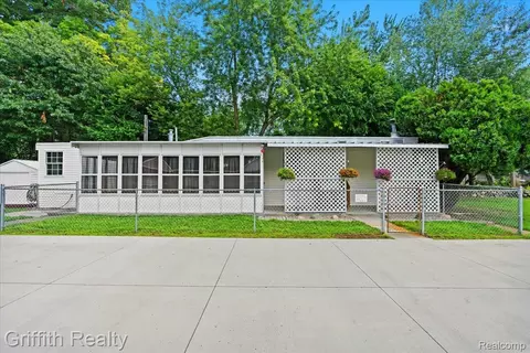 8205 Donna Lou Dr, Brighton, MI 48114
