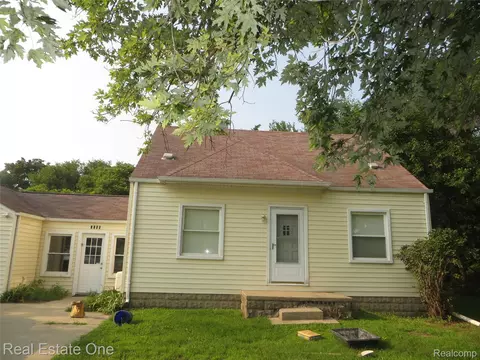 2469 Auburn Rd, Shelby Township, MI 48317