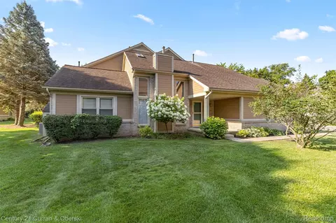 9412 Westwind Dr, Livonia, MI 48150