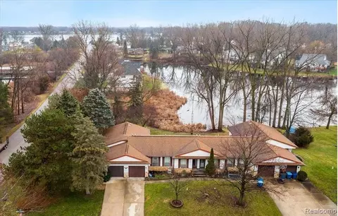 2369 Golden Shores Dr, Fenton, MI 48430