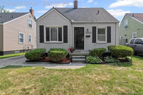 19944 Kenosha St, Harper Woods, MI 48225