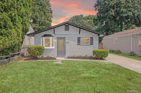 39588 Chart St, Harrison, MI 48045