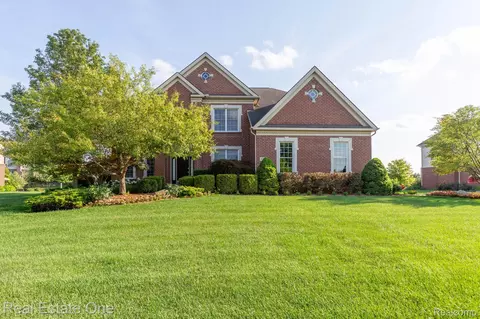 3755 S Century Oak Cir, Oakland, MI 48363