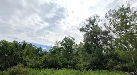 8421 Old Mill Dr, Hamburg, MI 48169