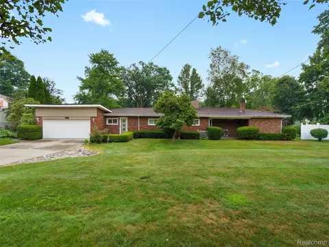 628 Riverside Dr, Linden, MI 48451