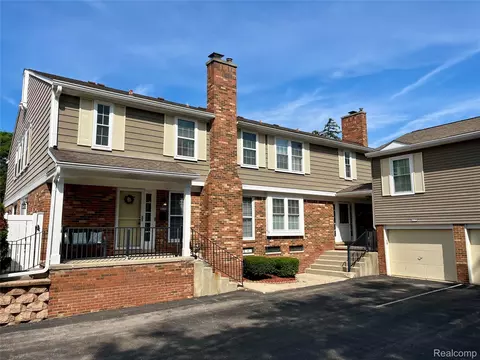 20864 E Glen Haven Cir, Northville, MI 48167