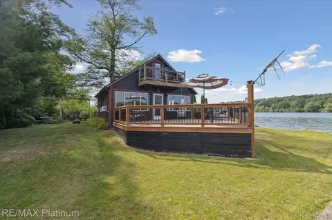 2419 Gale Island St, White Lake, MI 48386