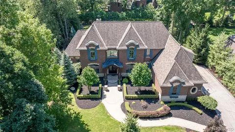 2707 Turtle Lake Dr, Bloomfield, MI 48302