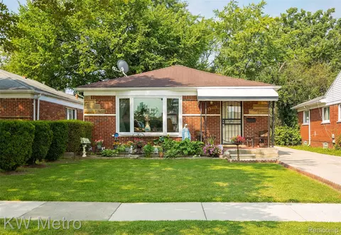22011 Parklawn St, Oak Park, MI 48237
