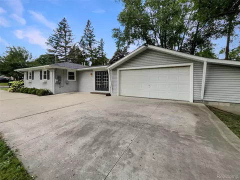 26018 Whipple St, Novi, MI 48375