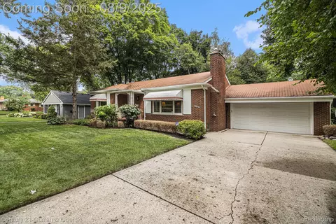 33480 Alta Loma Dr, Farmington, MI 48335