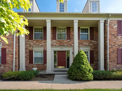 1665 Huntington Park #B, Rochester Hills, MI 48309