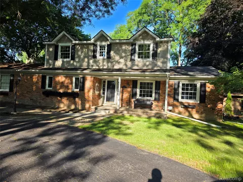 5352 W Doherty Dr, West Bloomfield, MI 48323