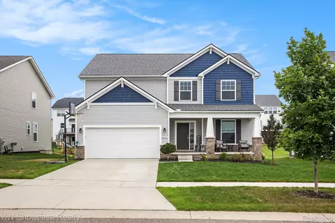 8341 Sharon Dr, White Lake, MI 48386