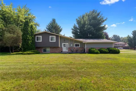 3520 Tara Dr, Highland, MI 48356