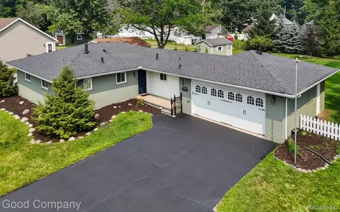 385 Trombley Dr, Troy, MI 48083
