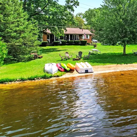 6269 Mabley Hill Rd, Tyrone, MI 48430