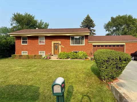 1442 Sunset Dr, Wolverine Lake, MI 48390