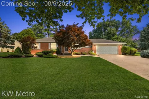 18241 Dunblaine Ave, Beverly Hills, MI 48025