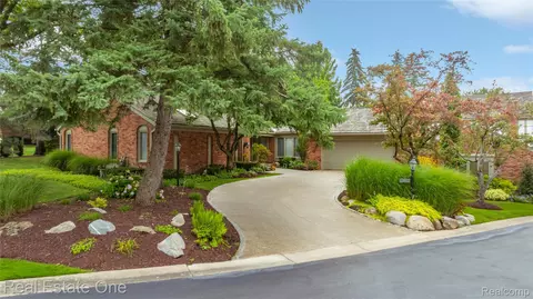 3932 Maple Hill St E, West Bloomfield, MI 48323