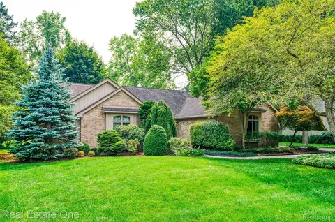 33771 Walnut Ln, Farmington Hills, MI 48331