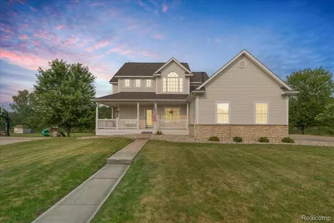 8327 Parkside Dr, Grand Blanc, MI 48439