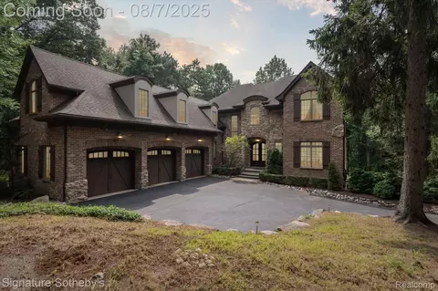 6184 Kingsley Ct, Brighton, MI 48116