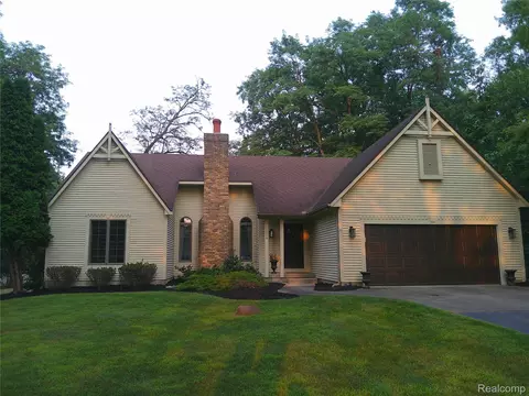 1039 S S East St, Fenton, MI 48430