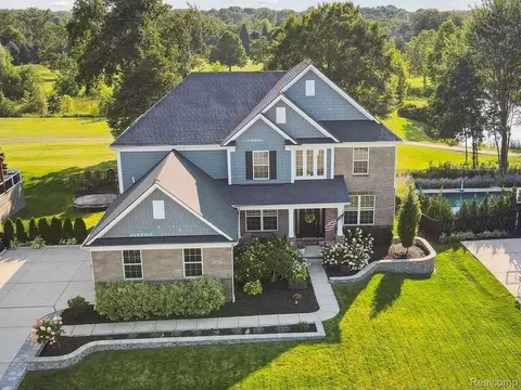 22821 Country Club Dr, South Lyon, MI 48178