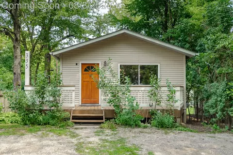 335 Dartmoor St, Northfield, MI 48189